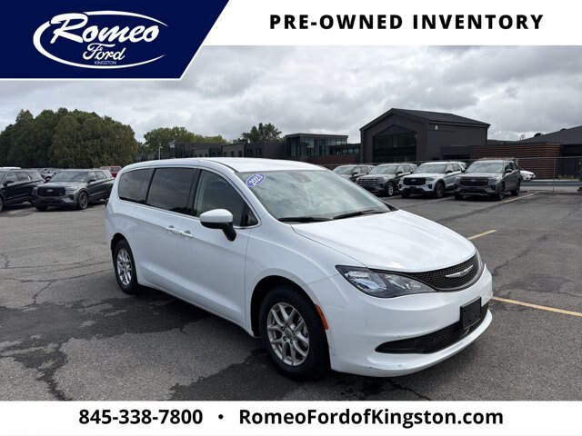 Used 2023 Chrysler Voyager LX FWD image 3