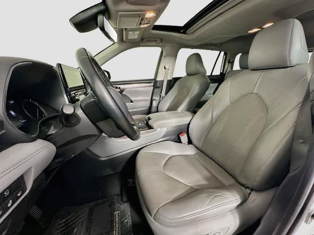 Used 2021 Toyota Highlander Limited FWD image 12