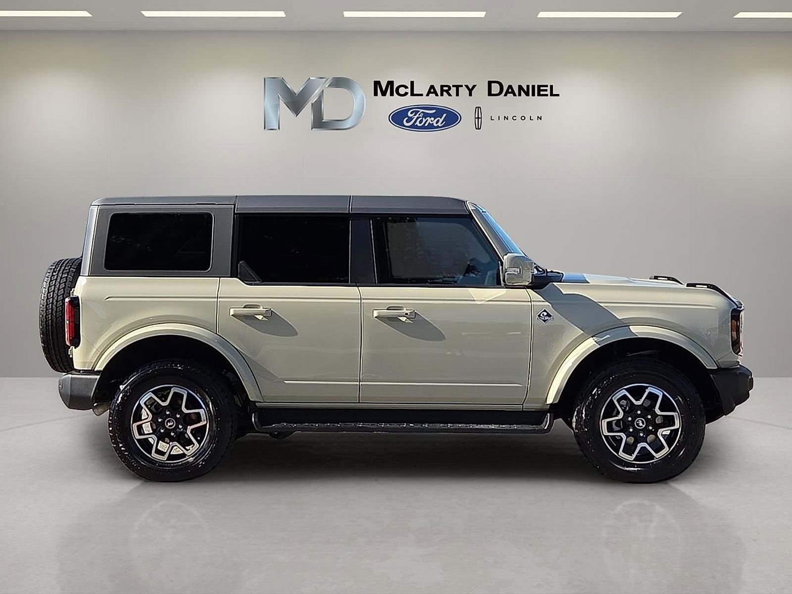 Certified 2025 Ford Bronco Outer Banks AWD/4WD image 6