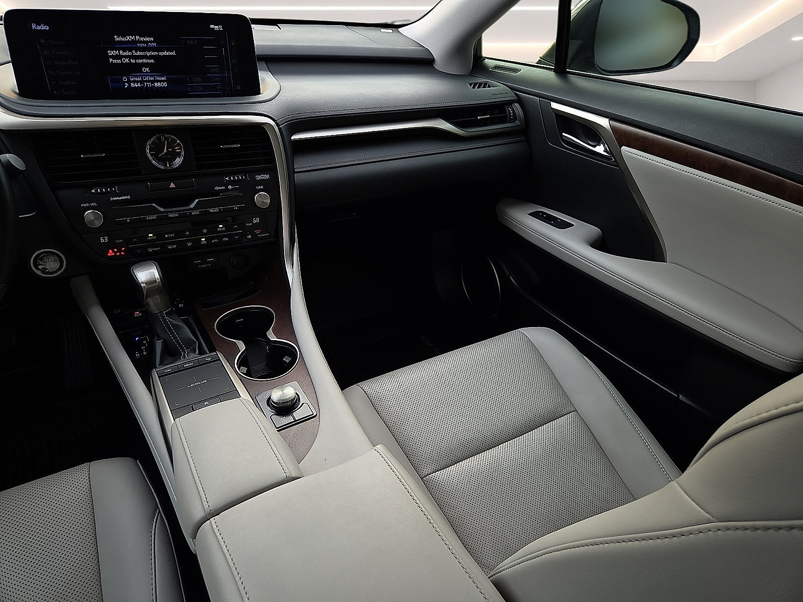 Used 2020 Lexus RX 350L Premium w/ Premium Package AWD/4WD image 12