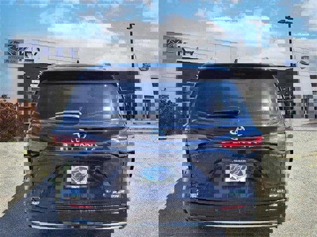 Used 2023 Toyota Sienna Platinum image 4