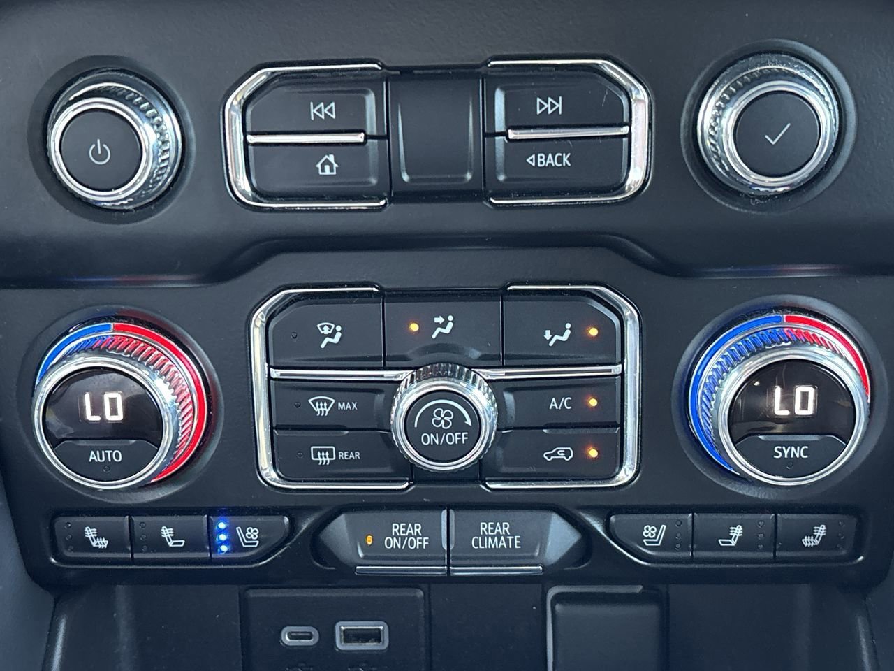 Used 2021 GMC Yukon XL AT4 w/ Technology Package image 30