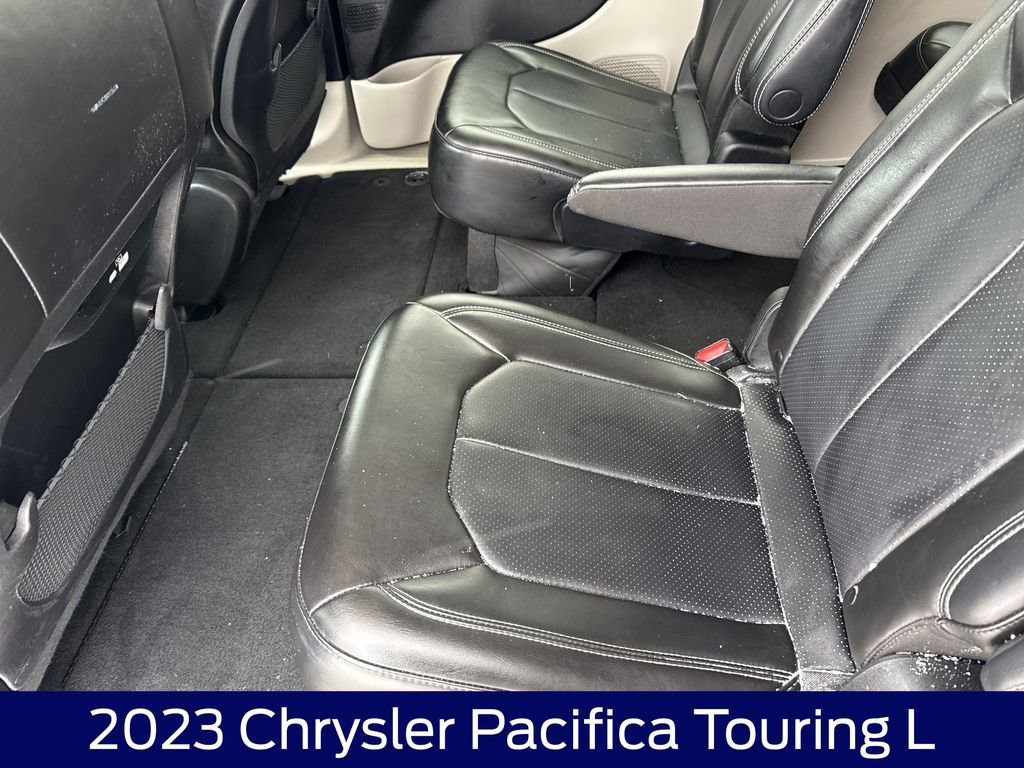 Used 2023 Chrysler Pacifica Touring-L image 15