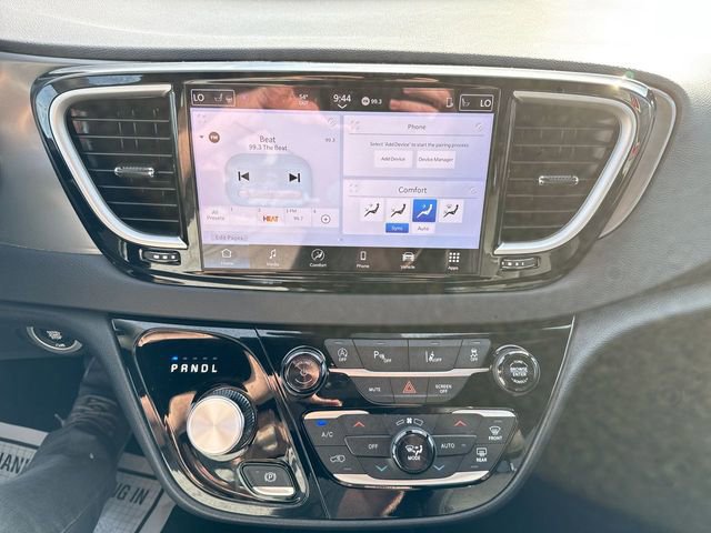 Used 2025 Chrysler Pacifica Select image 17