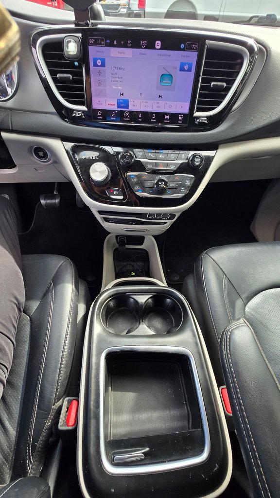 Used 2022 Chrysler Pacifica Touring-L w/ Uconnect Theater Family Group FWD image 10