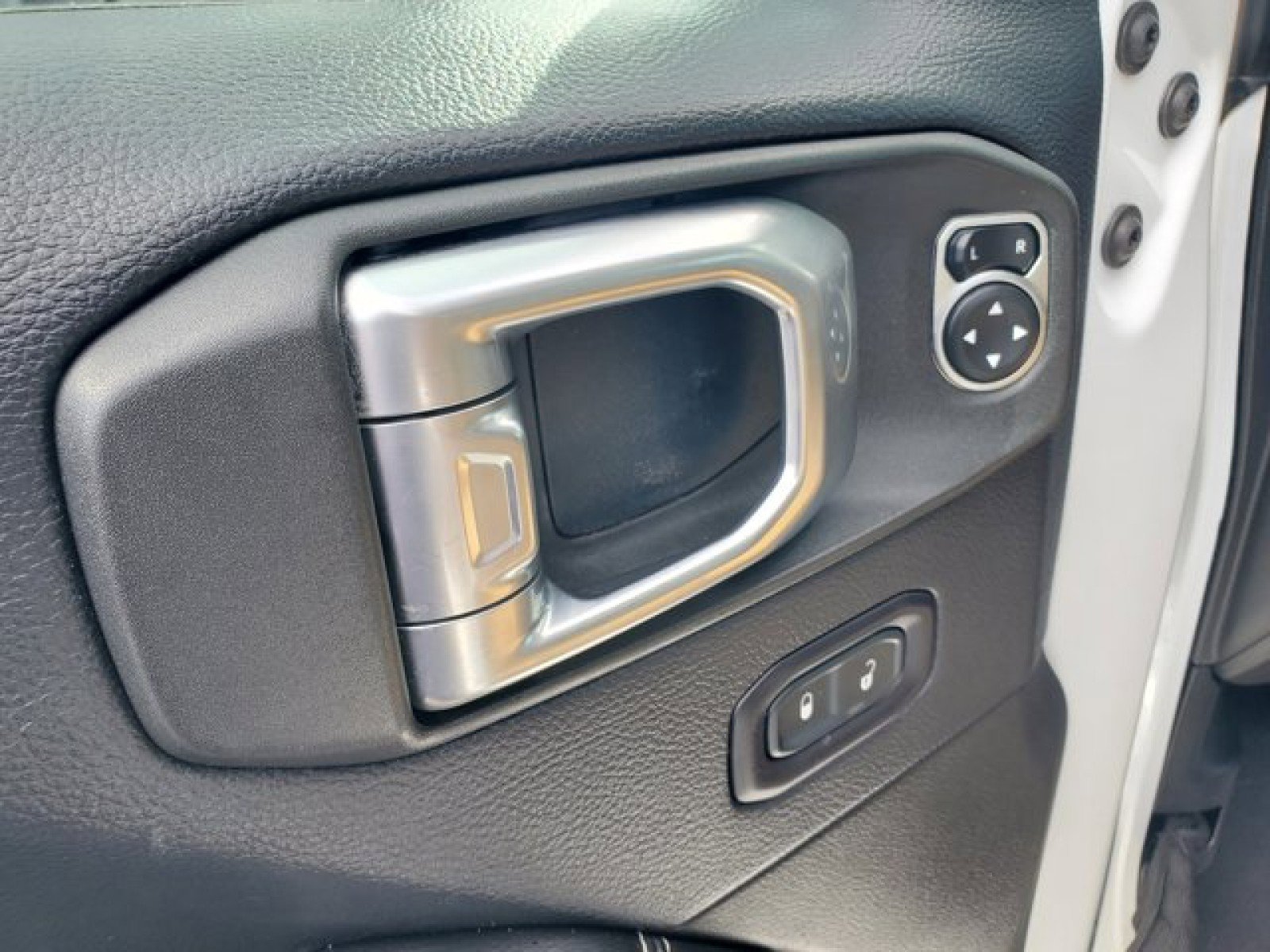 Used 2018 Jeep Wrangler Unlimited Sahara image 13