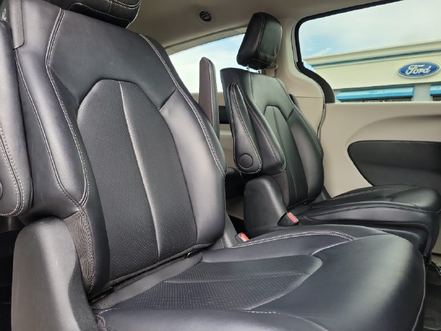 Used 2024 Chrysler Pacifica Limited FWD image 17