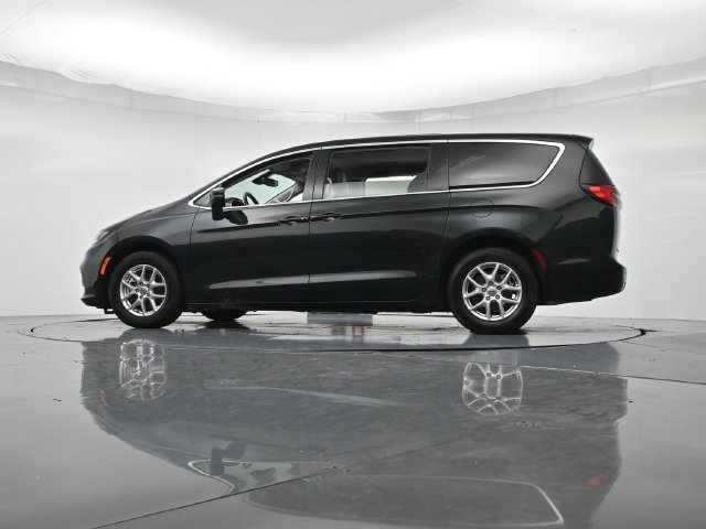 Used 2023 Chrysler Pacifica Touring-L FWD image 45