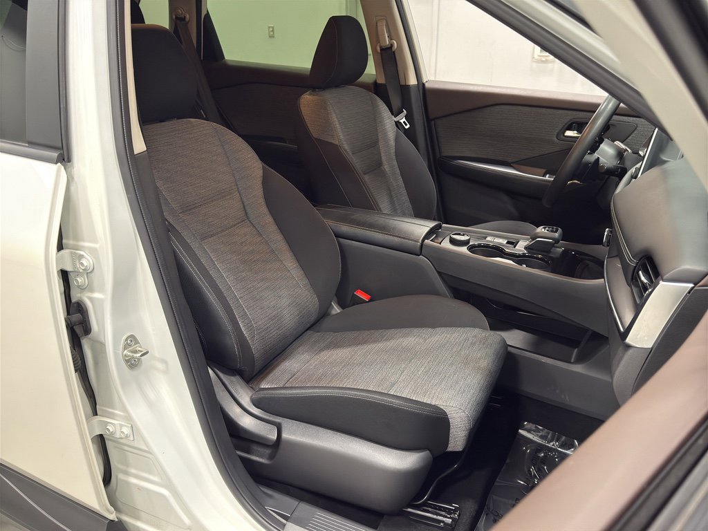 Used 2023 Nissan Rogue SV image 31