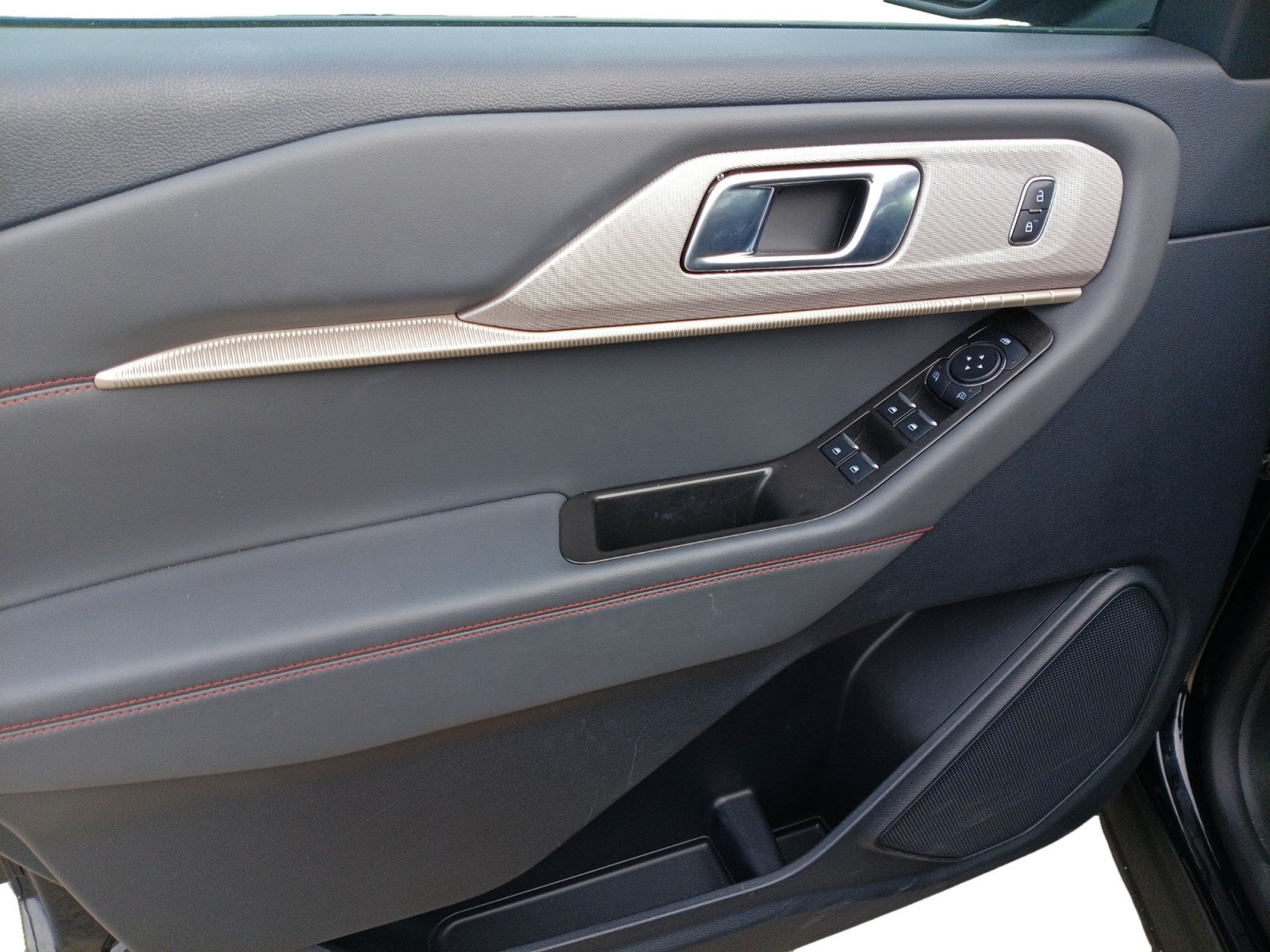 Certified 2025 Ford Explorer Active RWD image 7