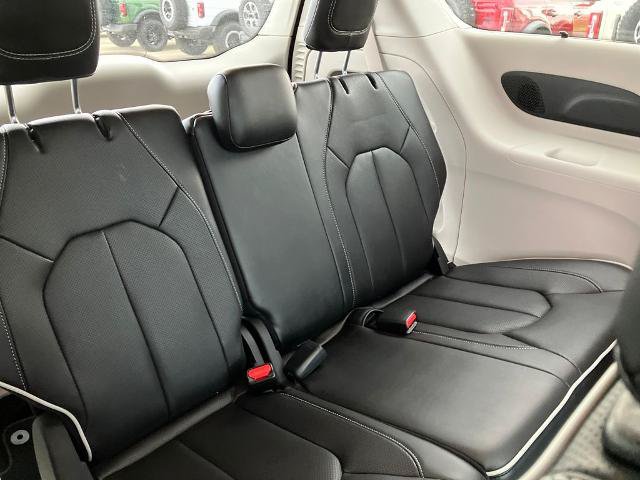 Used 2023 Chrysler Pacifica Limited AWD/4WD image 17