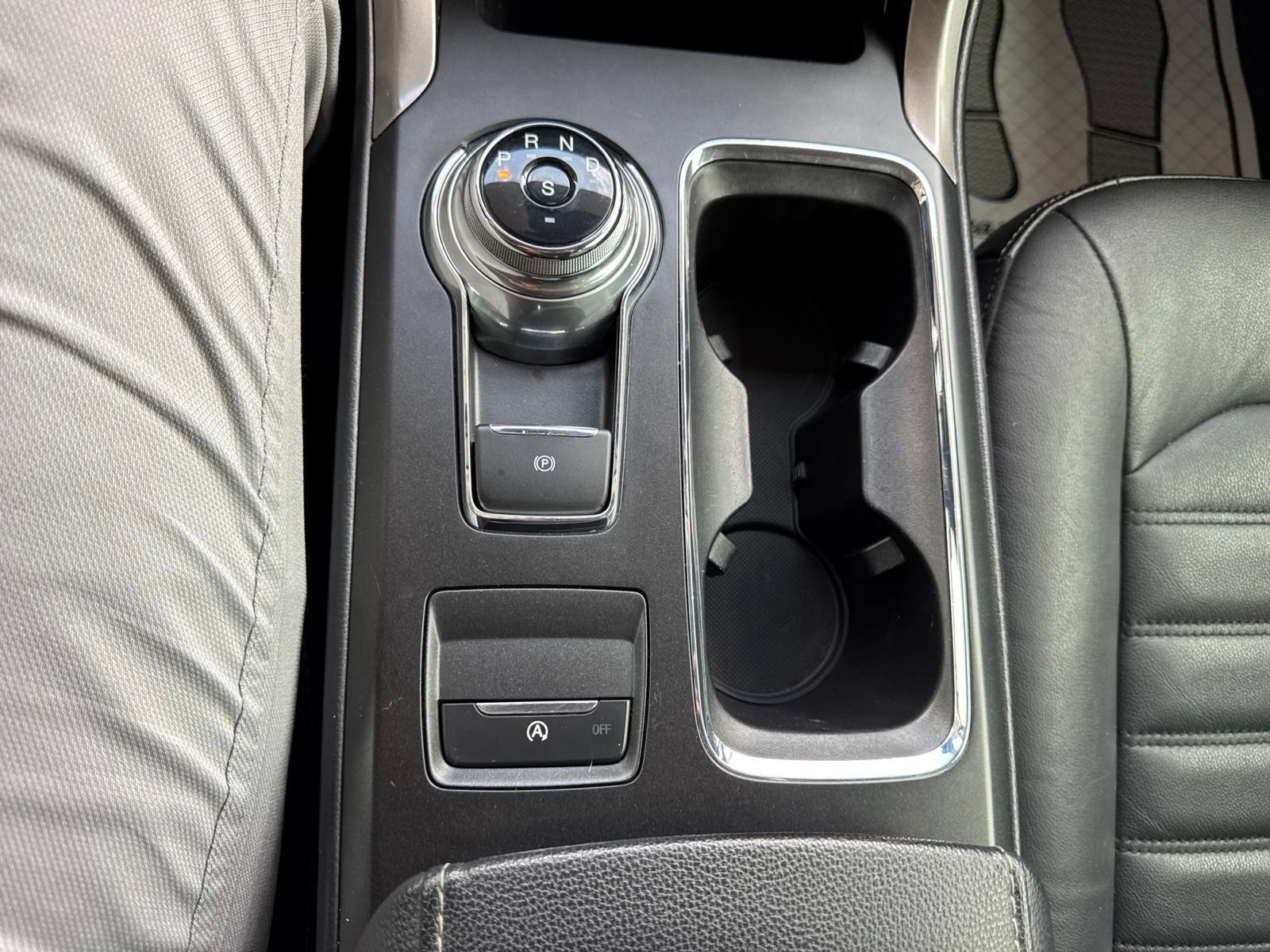Certified 2018 Ford Fusion SE w/ Fusion SE Technology Package FWD image 32