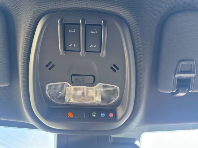 Used 2025 Chevrolet Trax RS w/ Sunroof Package FWD image 28