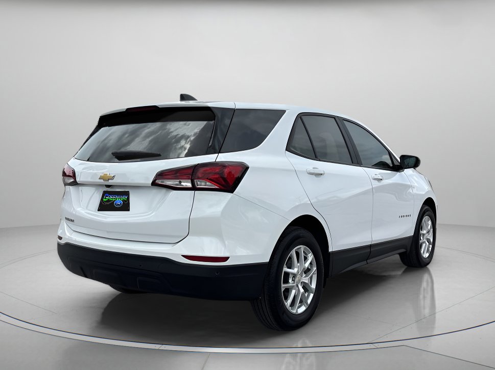 Used 2024 Chevrolet Equinox LS w/ LS Convenience Package image 4