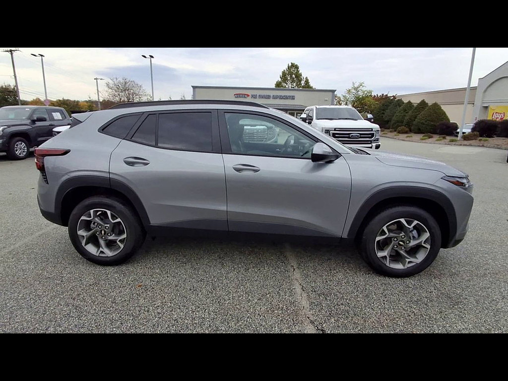 Used 2025 Chevrolet Trax LT FWD image 9