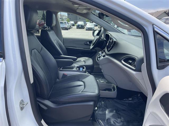 Used 2024 Chrysler Pacifica Touring-L FWD image 19