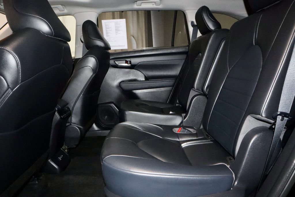 Used 2023 Toyota Highlander XLE AWD/4WD image 23