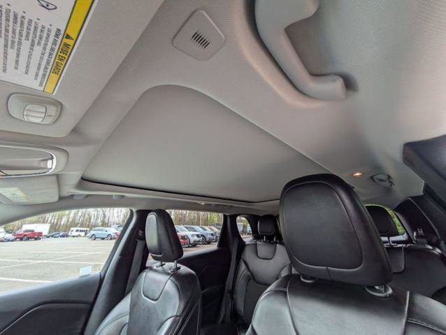 Used 2019 Jeep Cherokee Latitude Plus AWD/4WD image 27