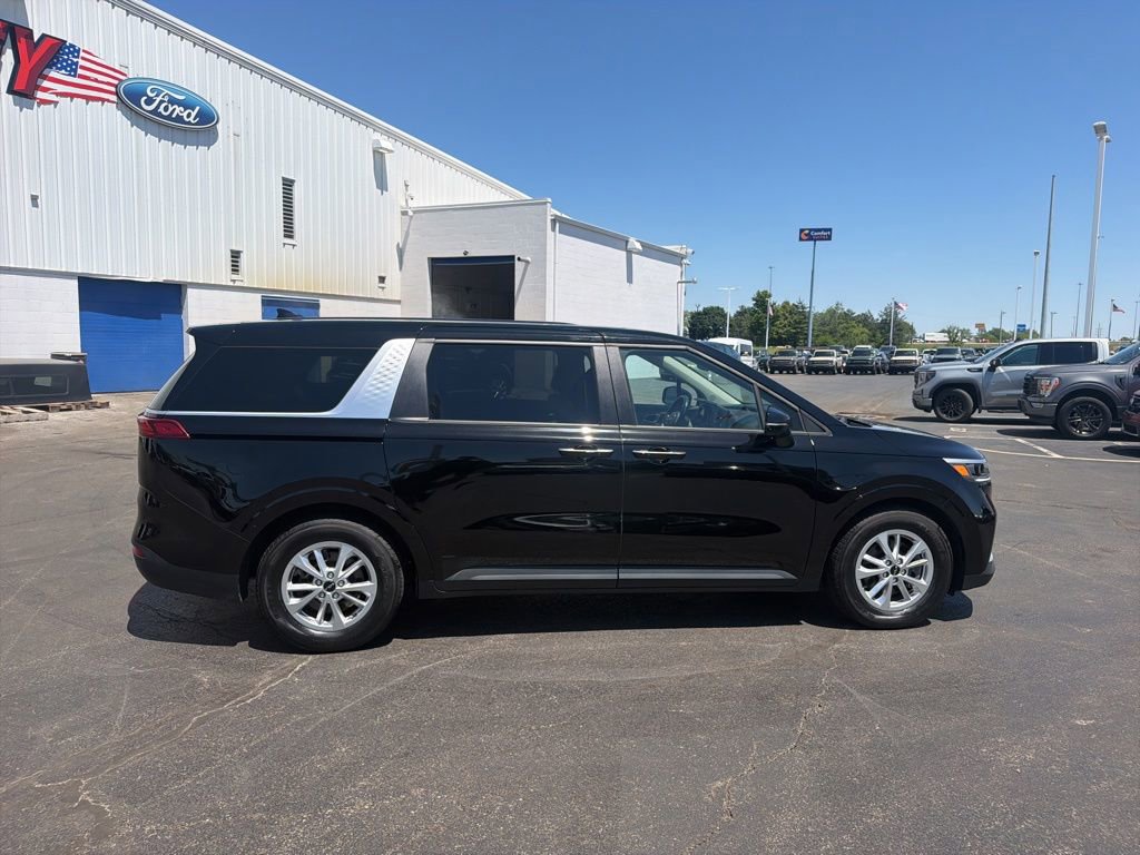 Used 2024 Kia Carnival LX FWD image 9