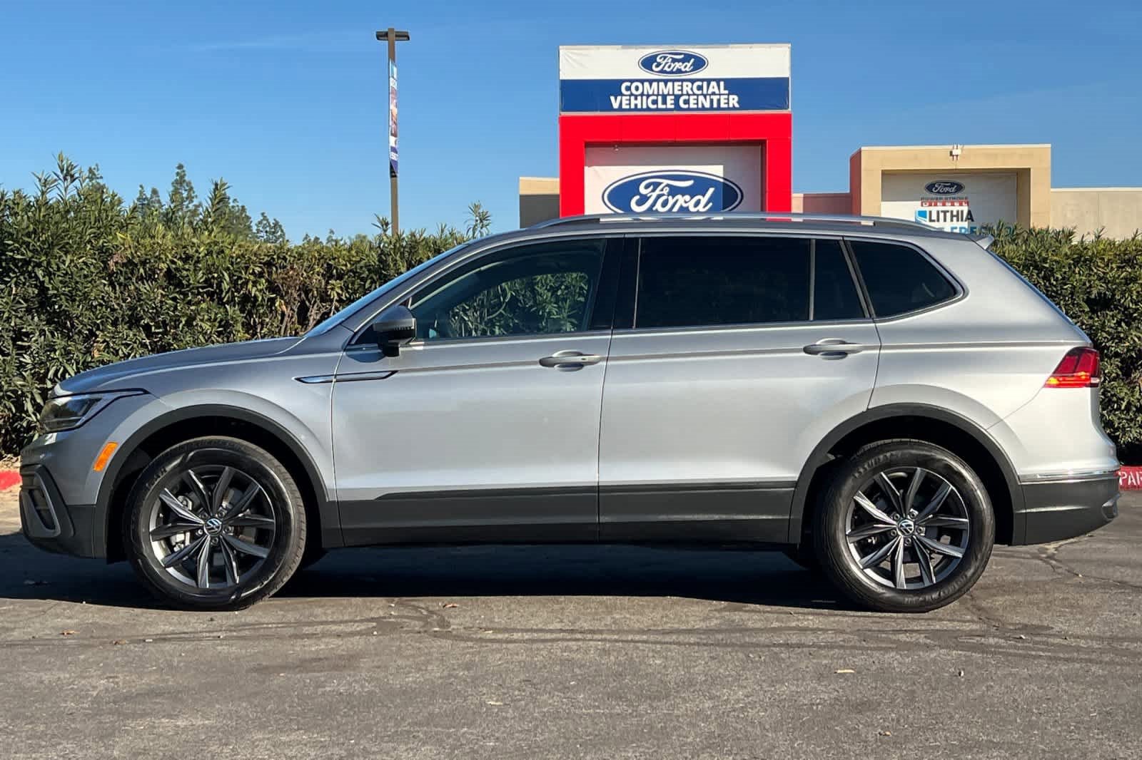 Used 2022 Volkswagen Tiguan SE image 2