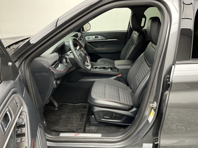 Certified 2025 Ford Explorer ST-Line AWD/4WD image 3