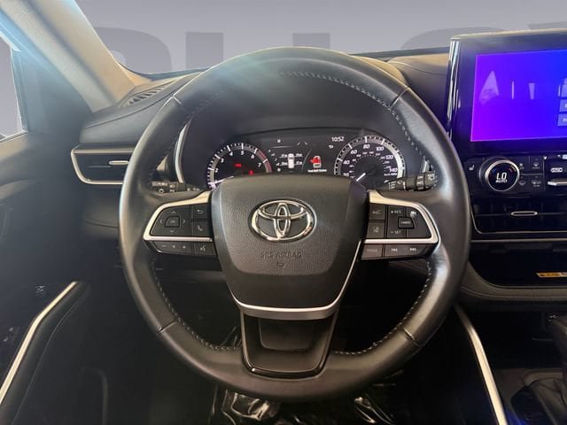 Used 2023 Toyota Highlander XLE AWD/4WD image 13