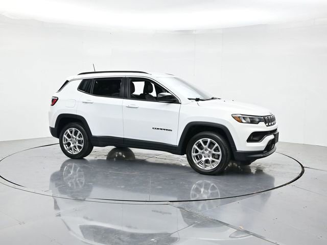 Used 2023 Jeep Compass Latitude AWD/4WD image 3