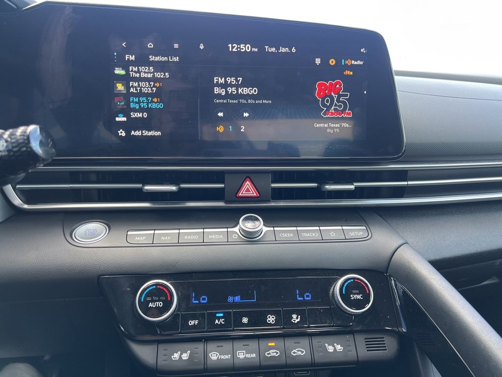 Used 2023 Hyundai Elantra Limited image 30