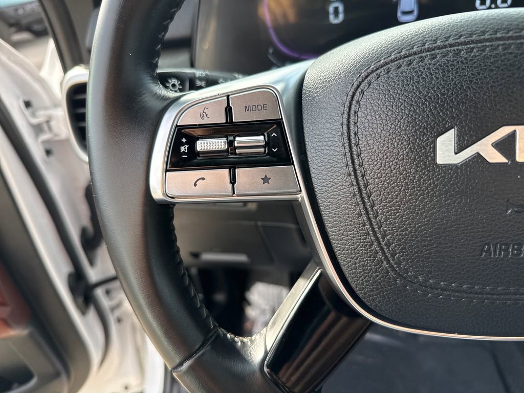 Used 2024 Kia Telluride EX w/ EX Captain's Chair Package image 16