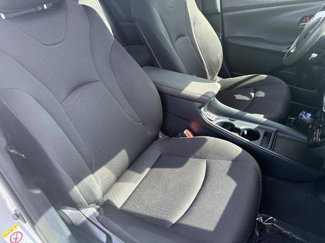 Used 2019 Toyota Prius L Eco w/ Carpet Mat Package FWD image 25
