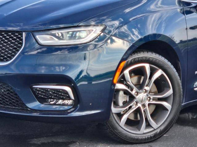 Used 2022 Chrysler Pacifica Pinnacle AWD/4WD image 2