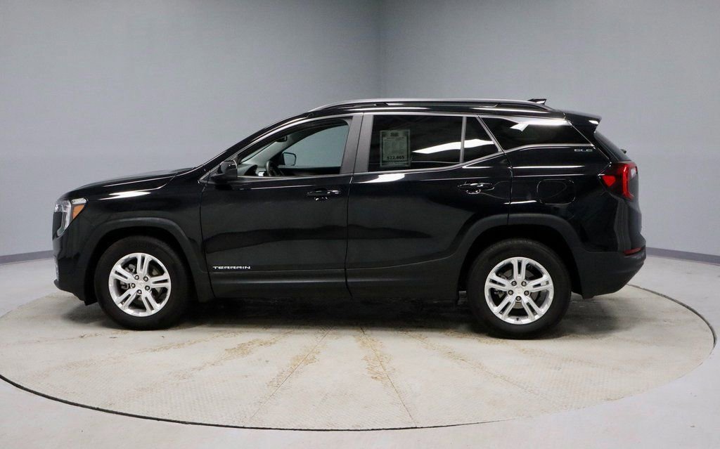 Used 2022 GMC Terrain SLE w/ Driver Convenience Package image 2
