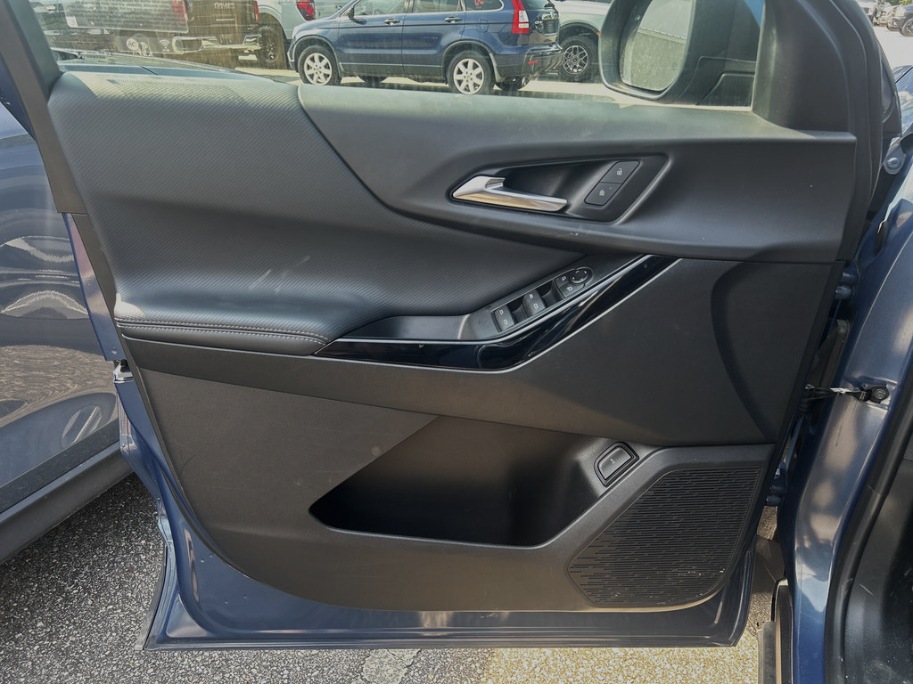 Used 2025 Chevrolet Equinox LT w/ Convenience Package II FWD image 9
