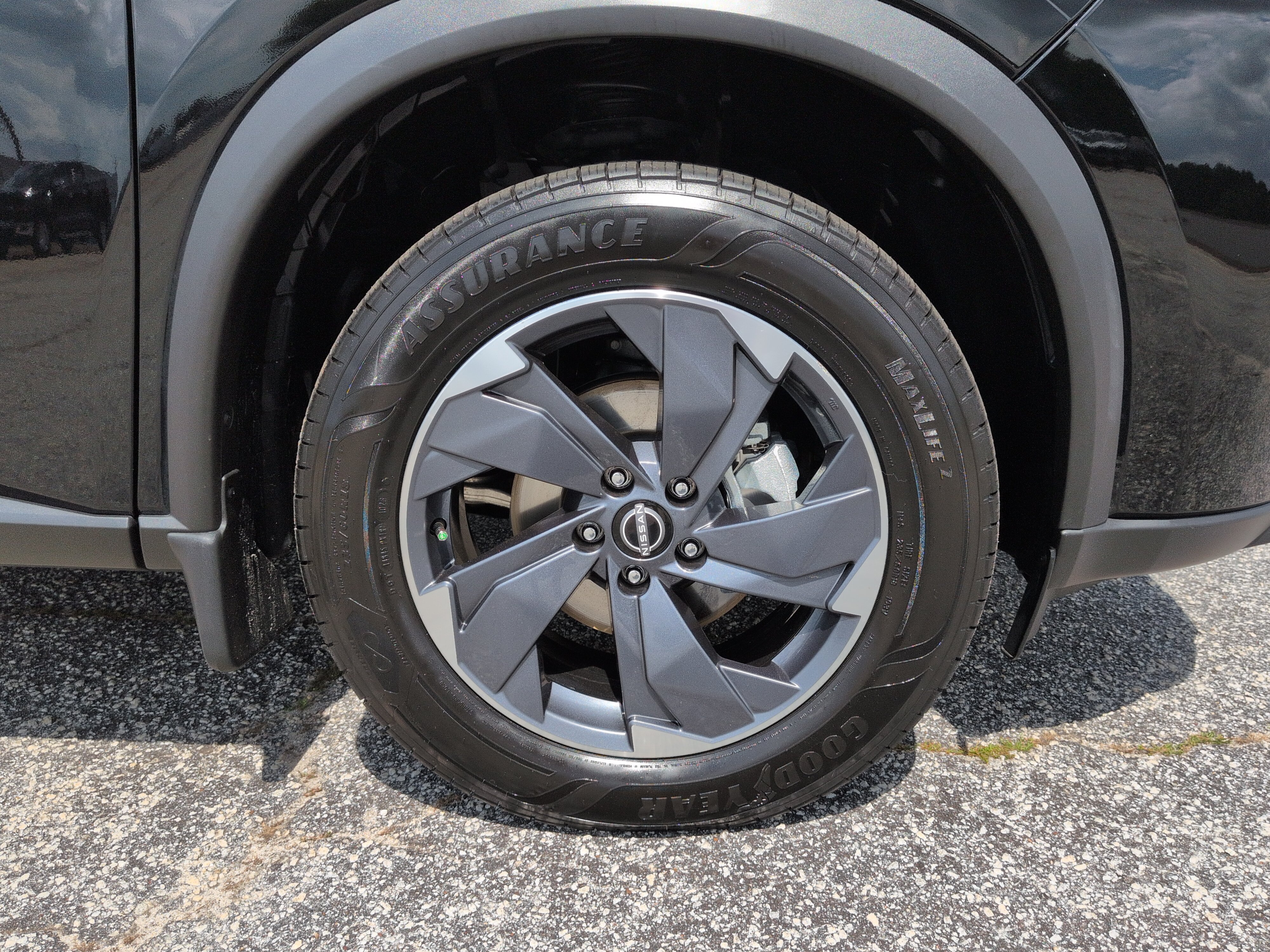 Used 2025 Nissan Rogue SV w/ SV Premium Package FWD image 9