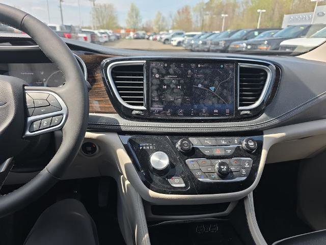 Used 2024 Chrysler Pacifica Limited FWD image 30