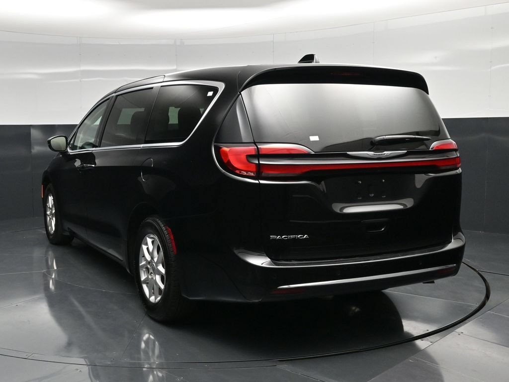 Used 2024 Chrysler Pacifica Touring-L FWD image 10