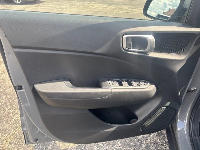 Used 2021 Hyundai Venue SE FWD image 12
