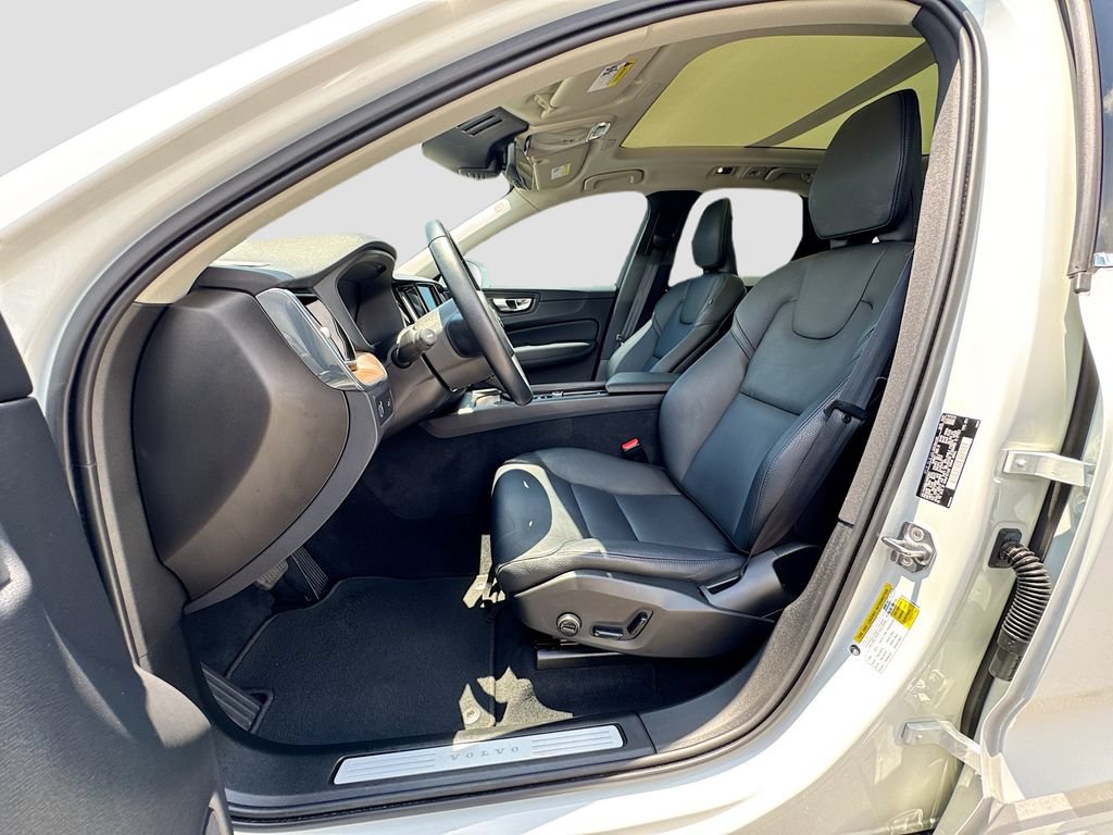 Used 2021 Volvo XC60 T5 Momentum w/ Premium Package FWD image 23