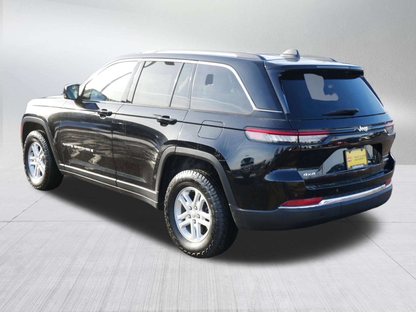 Used 2023 Jeep Grand Cherokee Laredo w/ Luxury Tech Group I image 3
