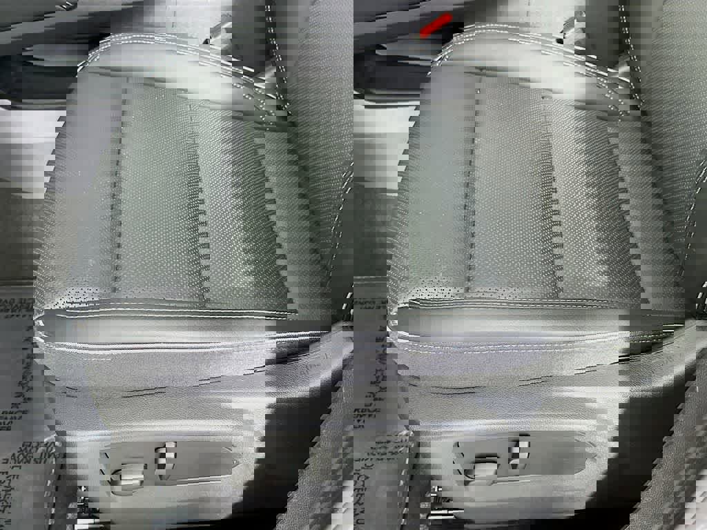 Used 2023 Buick Envision Essence image 29