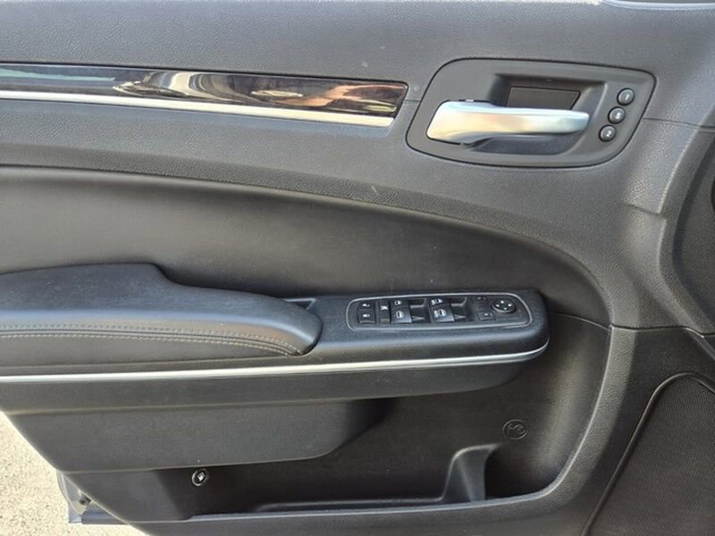 Used 2018 Chrysler 300 Limited w/ Safetytec Plus Group image 32
