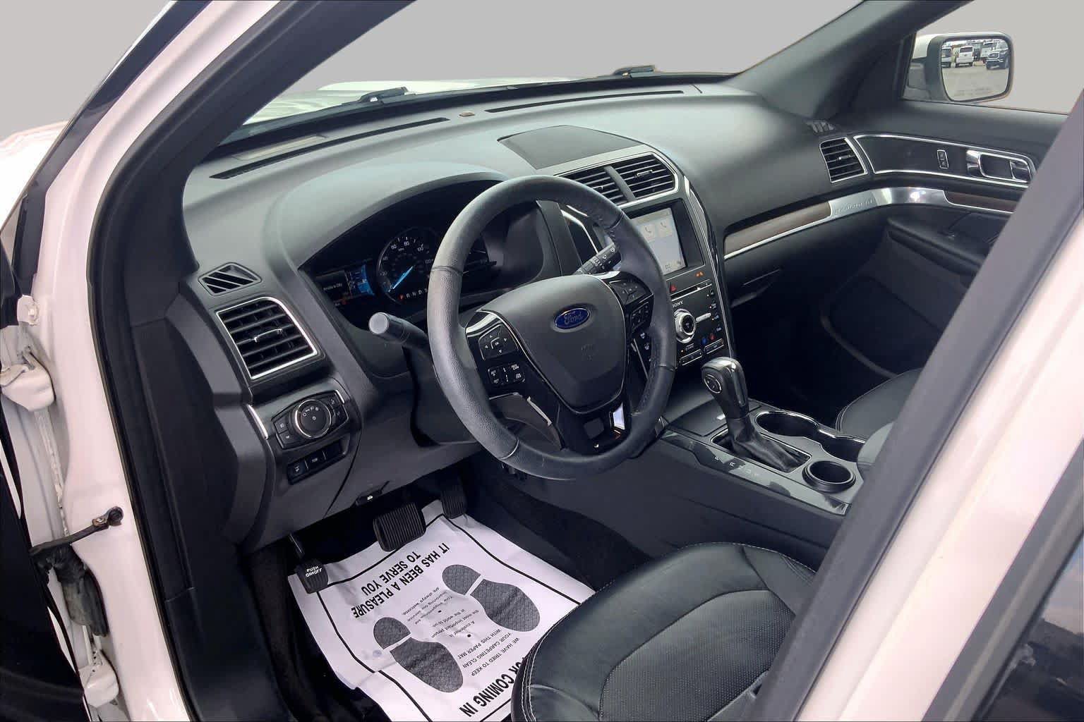 Certified 2018 Ford Explorer Limited w/ Equipment Group 301A FWD image 18