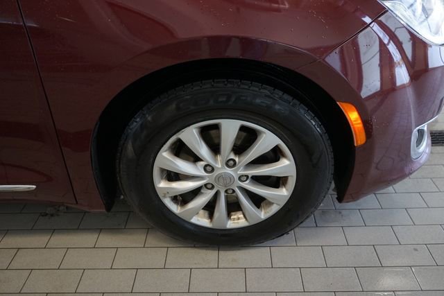 Used 2017 Chrysler Pacifica Touring-L image 15
