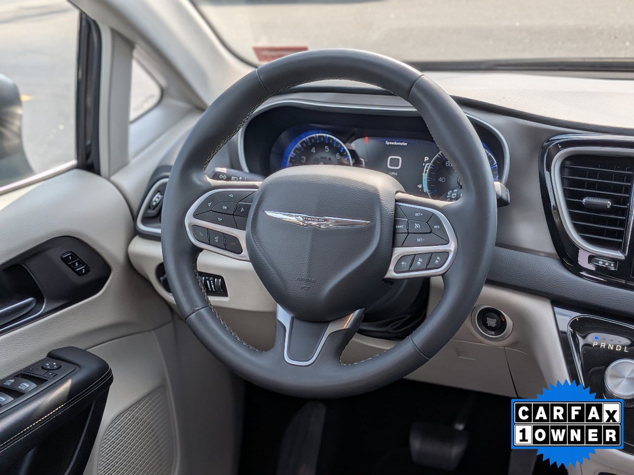 Used 2023 Chrysler Pacifica Touring-L FWD image 18