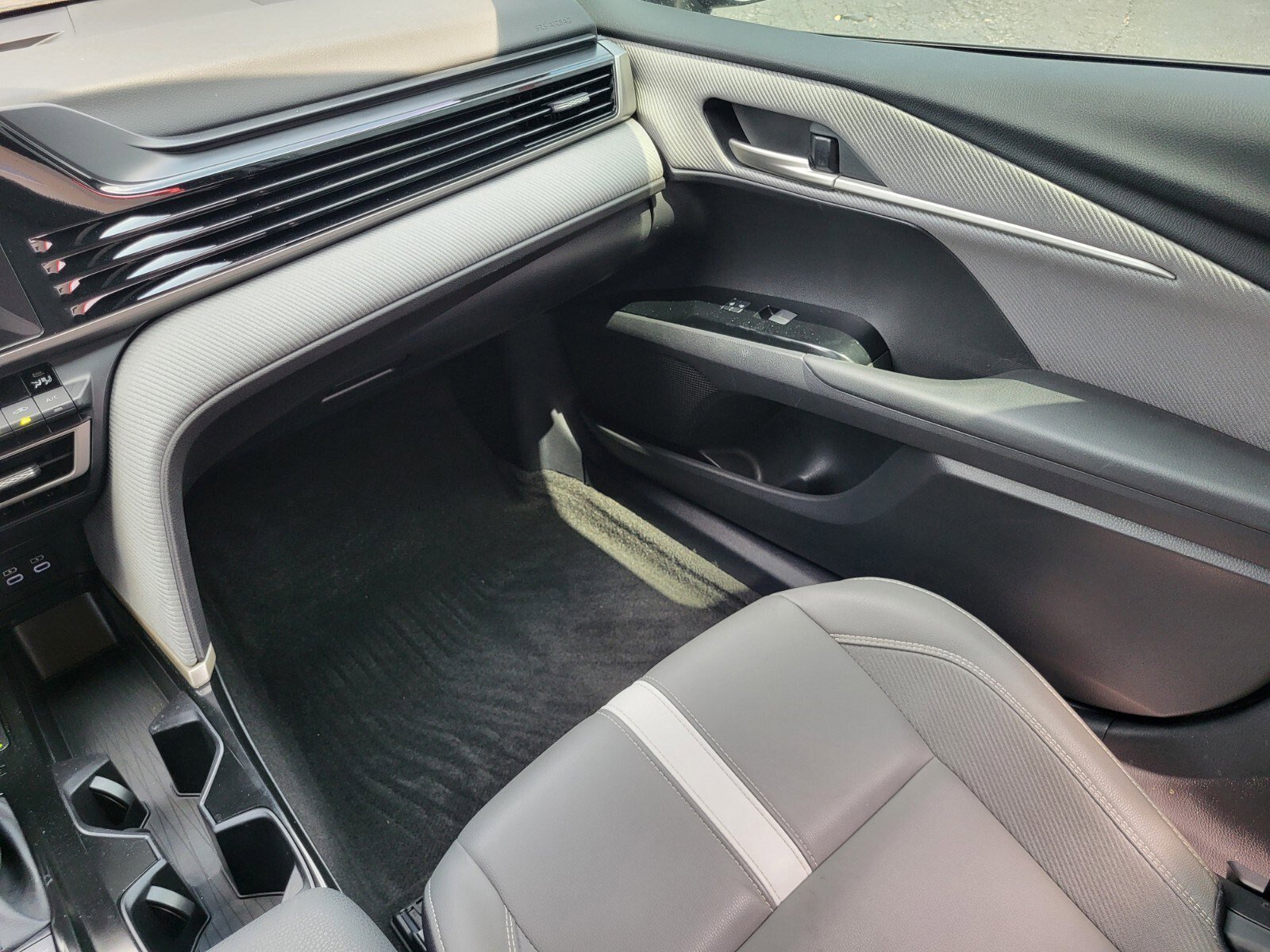 Used 2025 Toyota Camry SE w/ Convenience Package FWD image 16