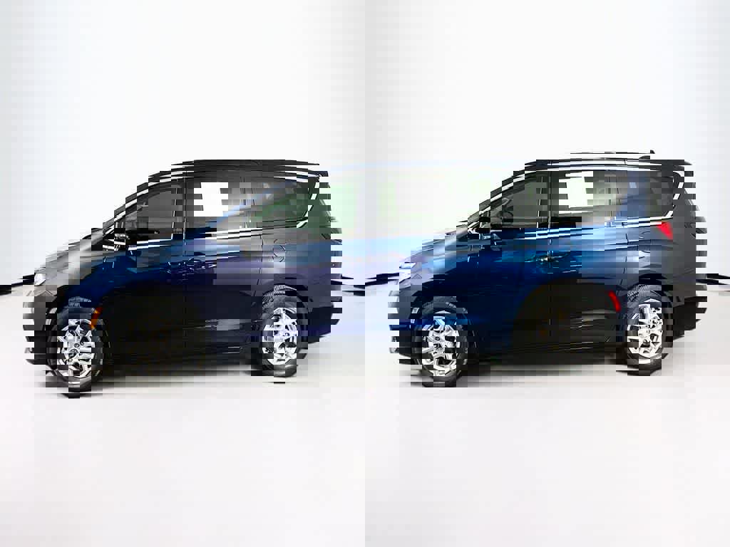 Used 2024 Chrysler Pacifica Touring-L image 3