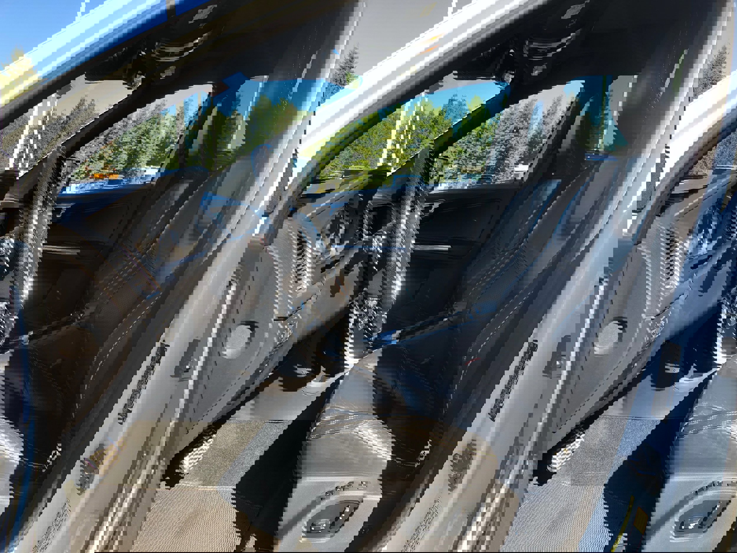 Used 2016 Volvo XC60 T6 R-Design Platinum w/ Climate Package image 20