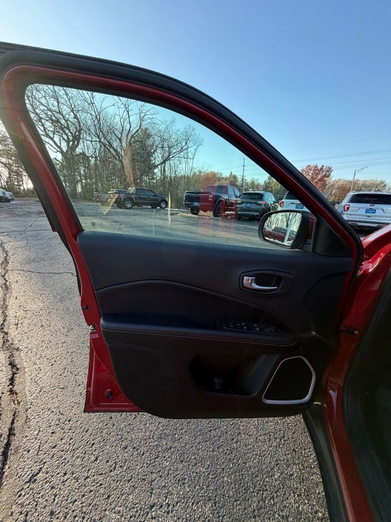 Used 2019 Jeep Compass Latitude w/ Cold Weather Group image 11