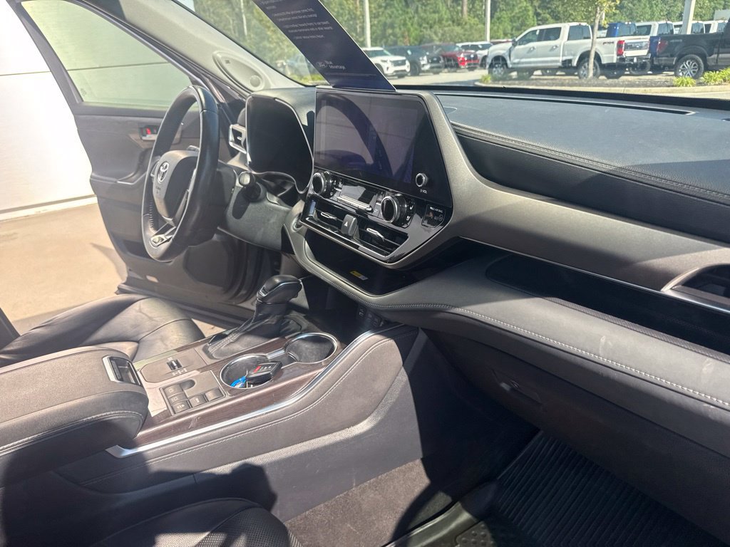 Used 2023 Toyota Highlander Limited FWD image 34