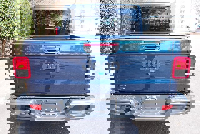 Used 2025 Jeep Gladiator Sport image 4